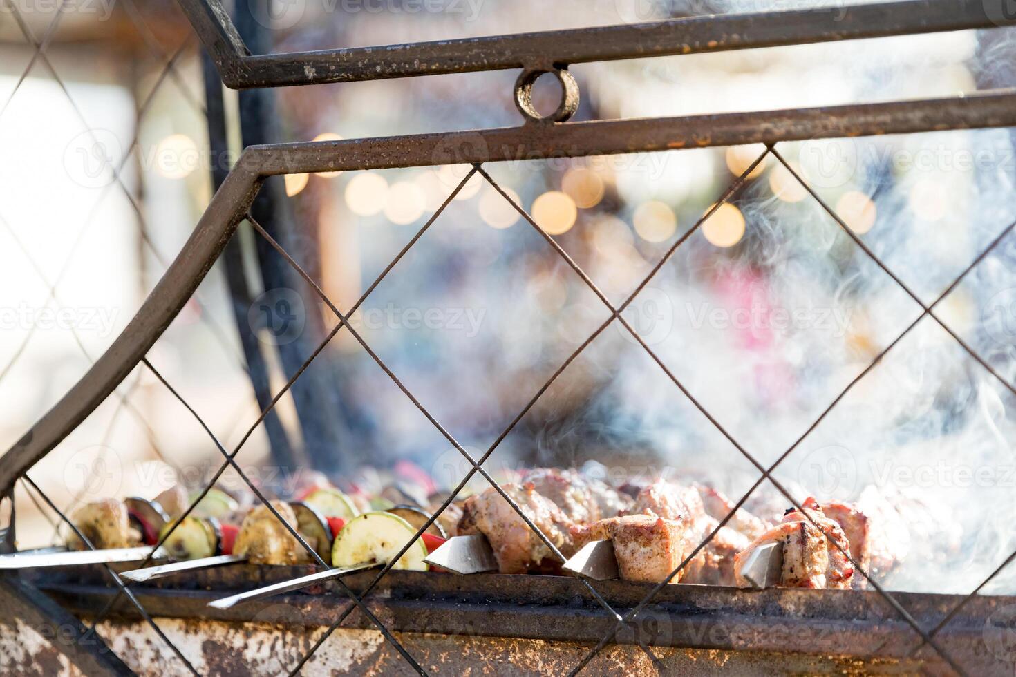 kebab av kött och grönsaker på spett. suddig bild. selektiv fokus. ljus bokeh i de bakgrund. foto