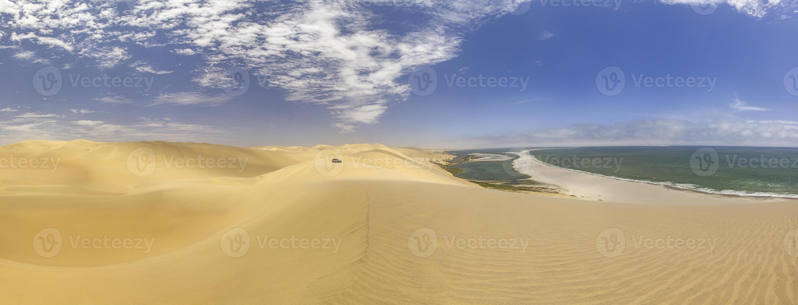 bild av de sanddyner av smörgås hamn i namibia på de atlanten kust under de dag foto