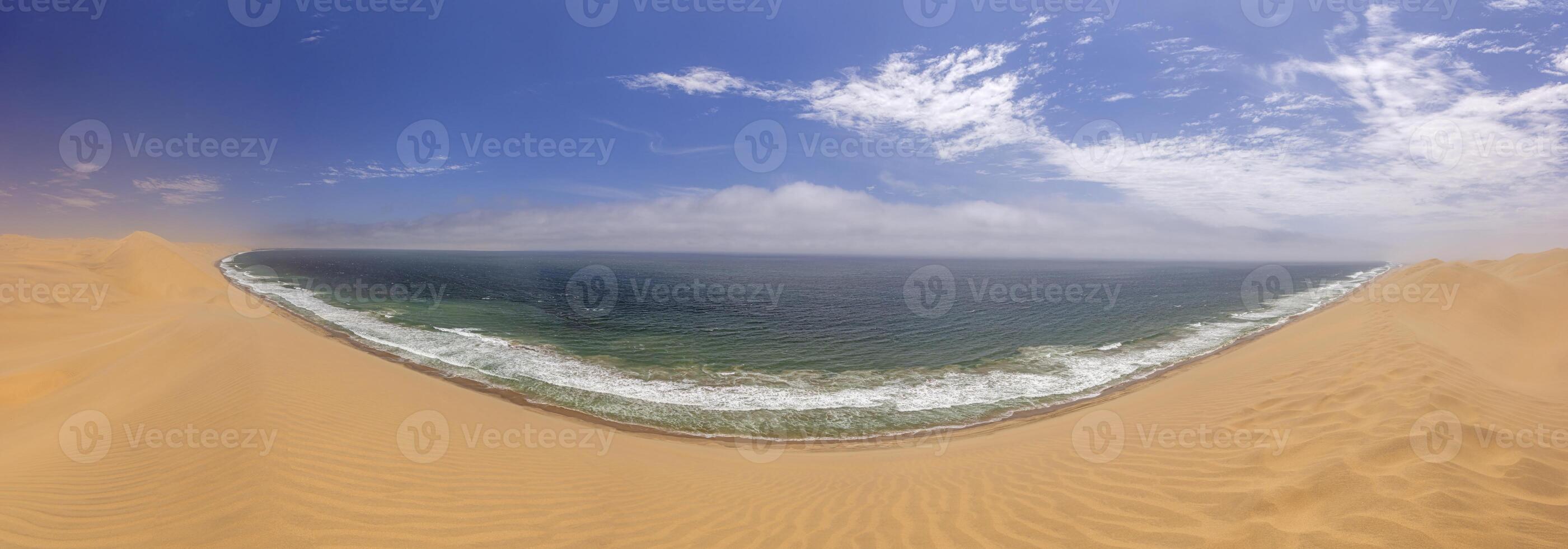 bild av de sanddyner av smörgås hamn i namibia på de atlanten kust under de dag foto