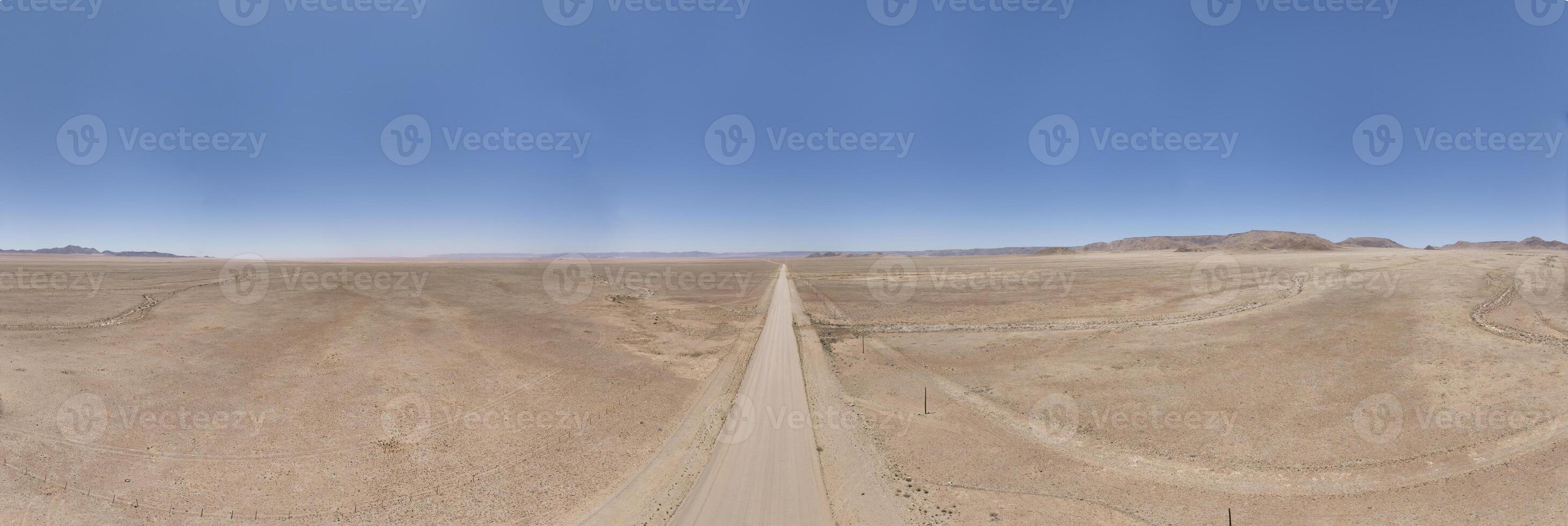 panorama- Drönare bild av en ensam grus väg genom de öken- foto