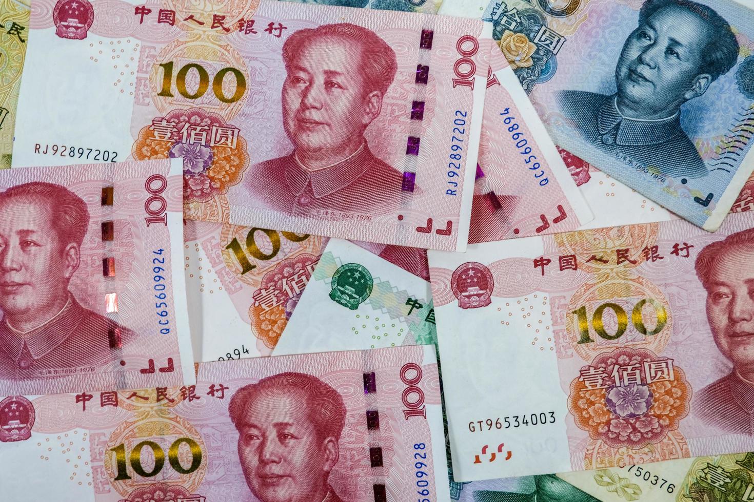 Kina yuan sedel tapet bakgrund hela skärmen bunt av dollar sedlar kontanter pengar stack. foto