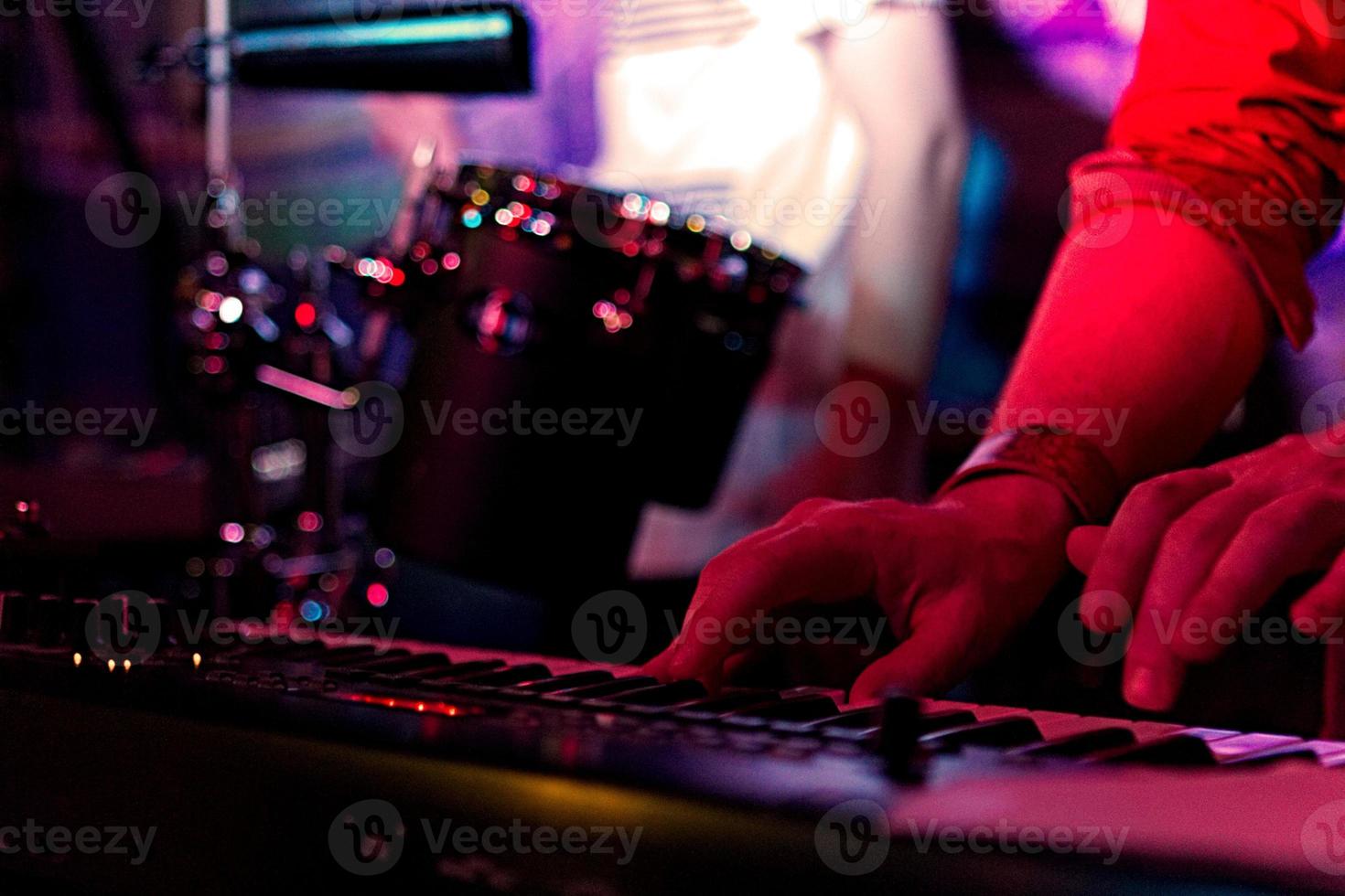 keyboardister händer på scenen foto