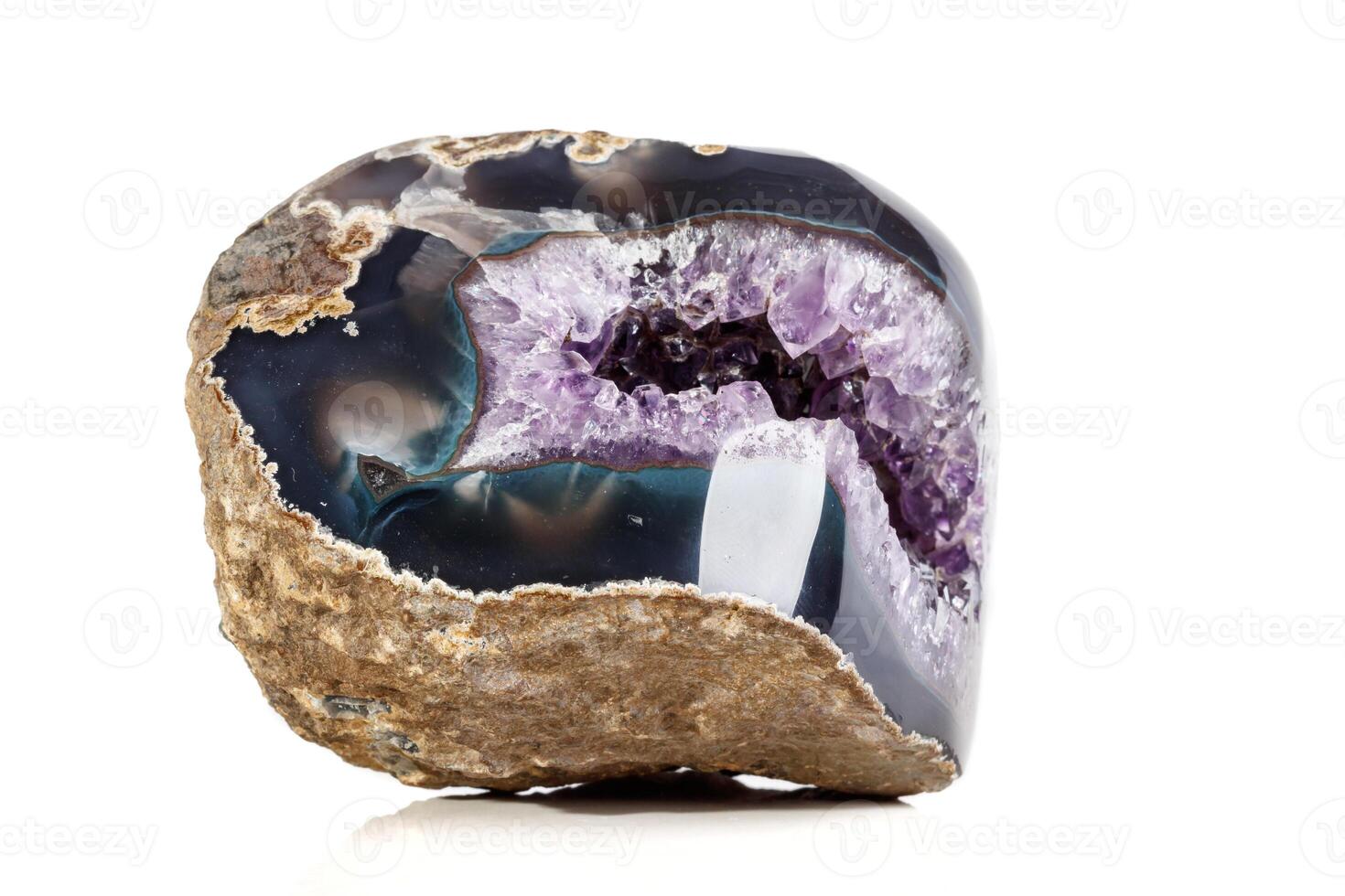 makro mineral sten ametister i de sten på en vit bakgrund foto