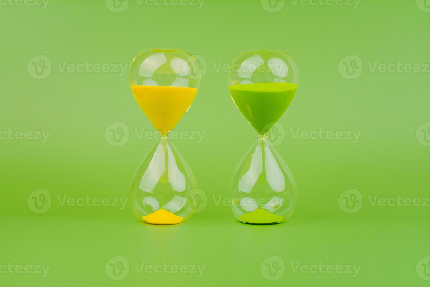 timglas, färgrik nedräkning, tid begränsa, tid begrepp och betydelse av utgifterna tid. foto