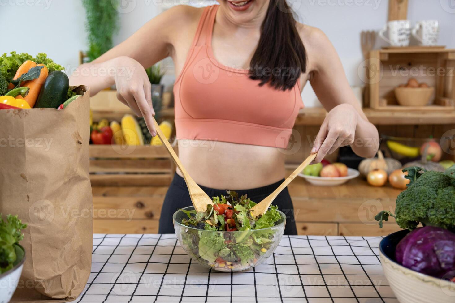 asiatisk hemmafru är framställning enkel och lätt japansk stil sallad måltid för vegan och vegetarian mat begrepp efter övning till skaffa sig tillräckligt näring foto