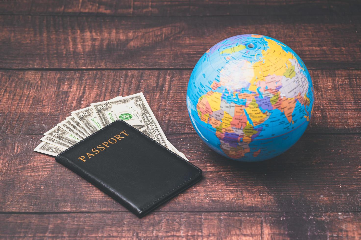 pass spara pengar för att resa och göra affärer runt om i världen. foto