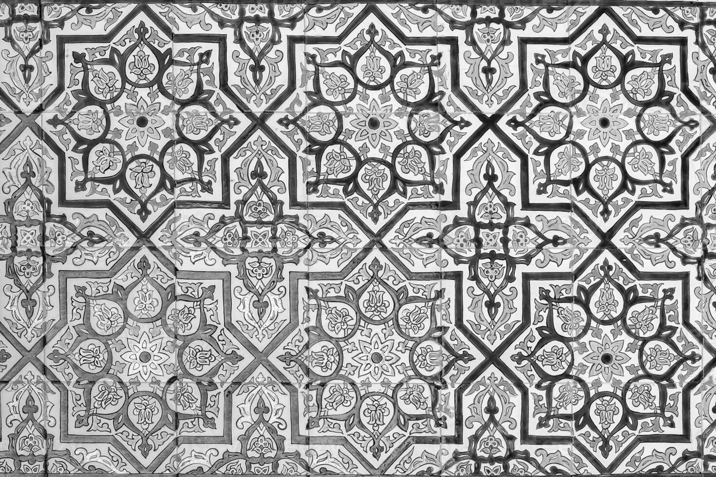 svart och vit geometrisk traditionell islamic prydnad på en bricka. fragment av en keramisk mosaik.abstrakt bakgrund. foto