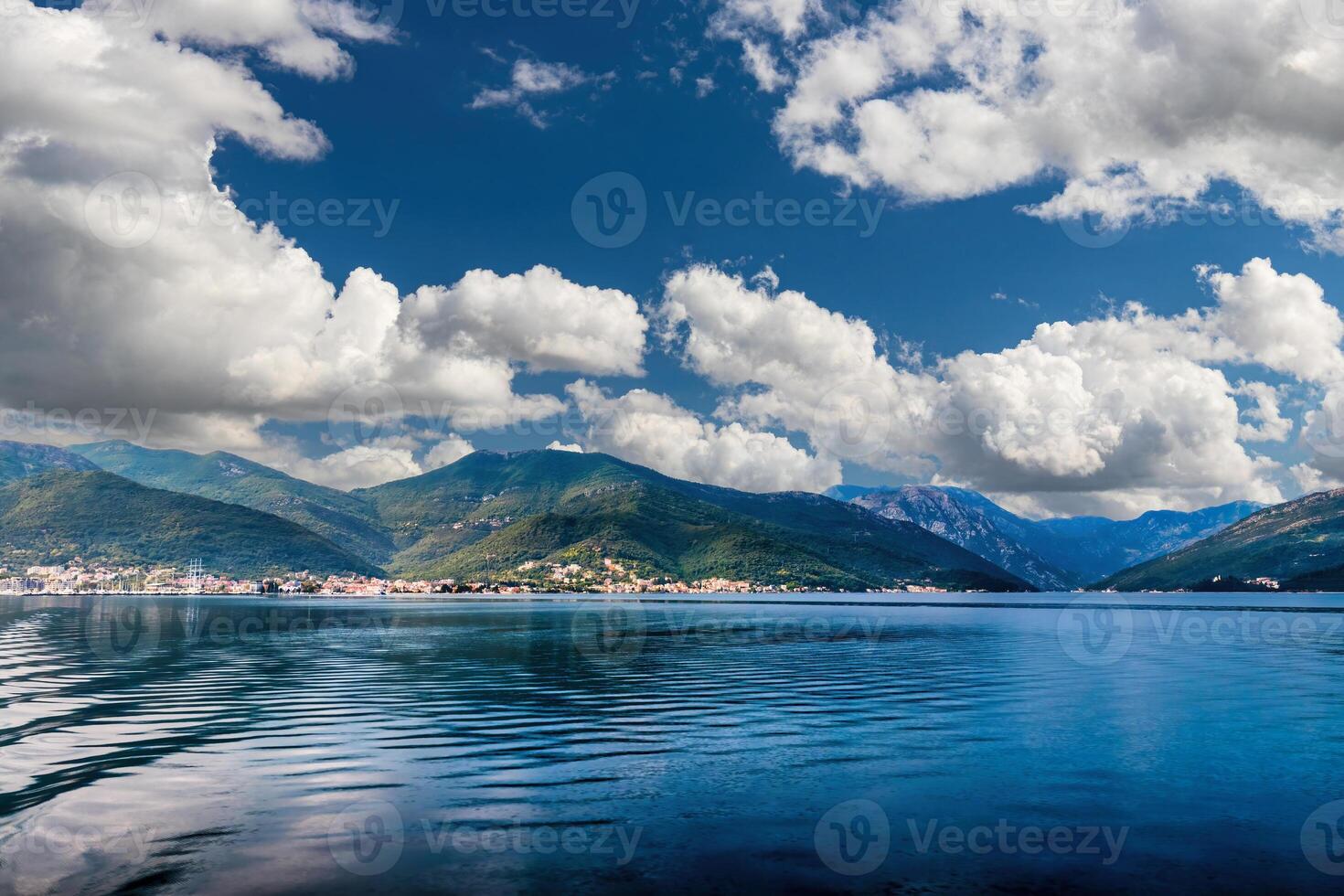 bukt av kotor i de adriatisk hav, montenegro. hav kryssning nära de kust. foto