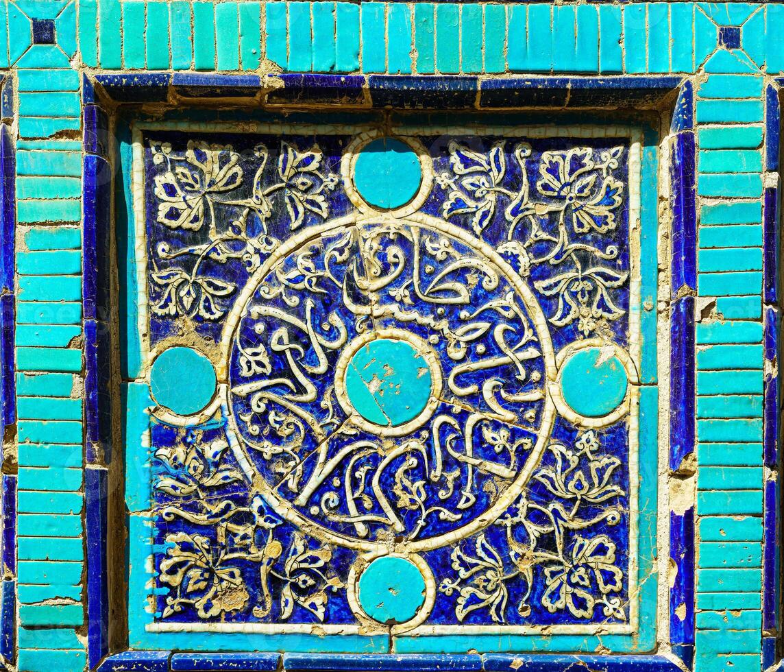 geometrisk traditionell islamic prydnad. fragment av en keramisk mosaik. foto