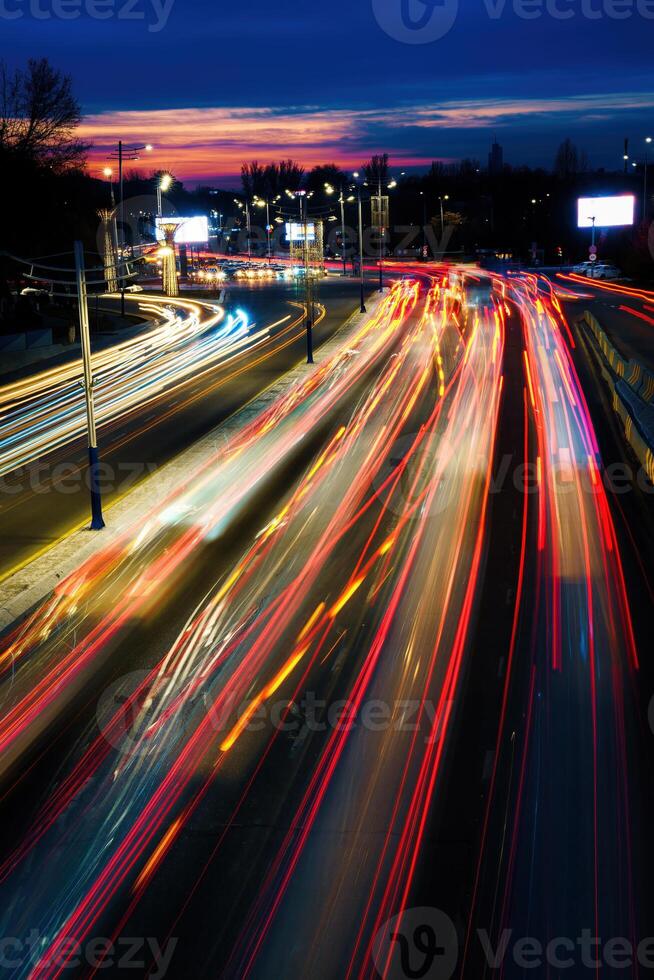 bil trafik ljus på natt stad. foto