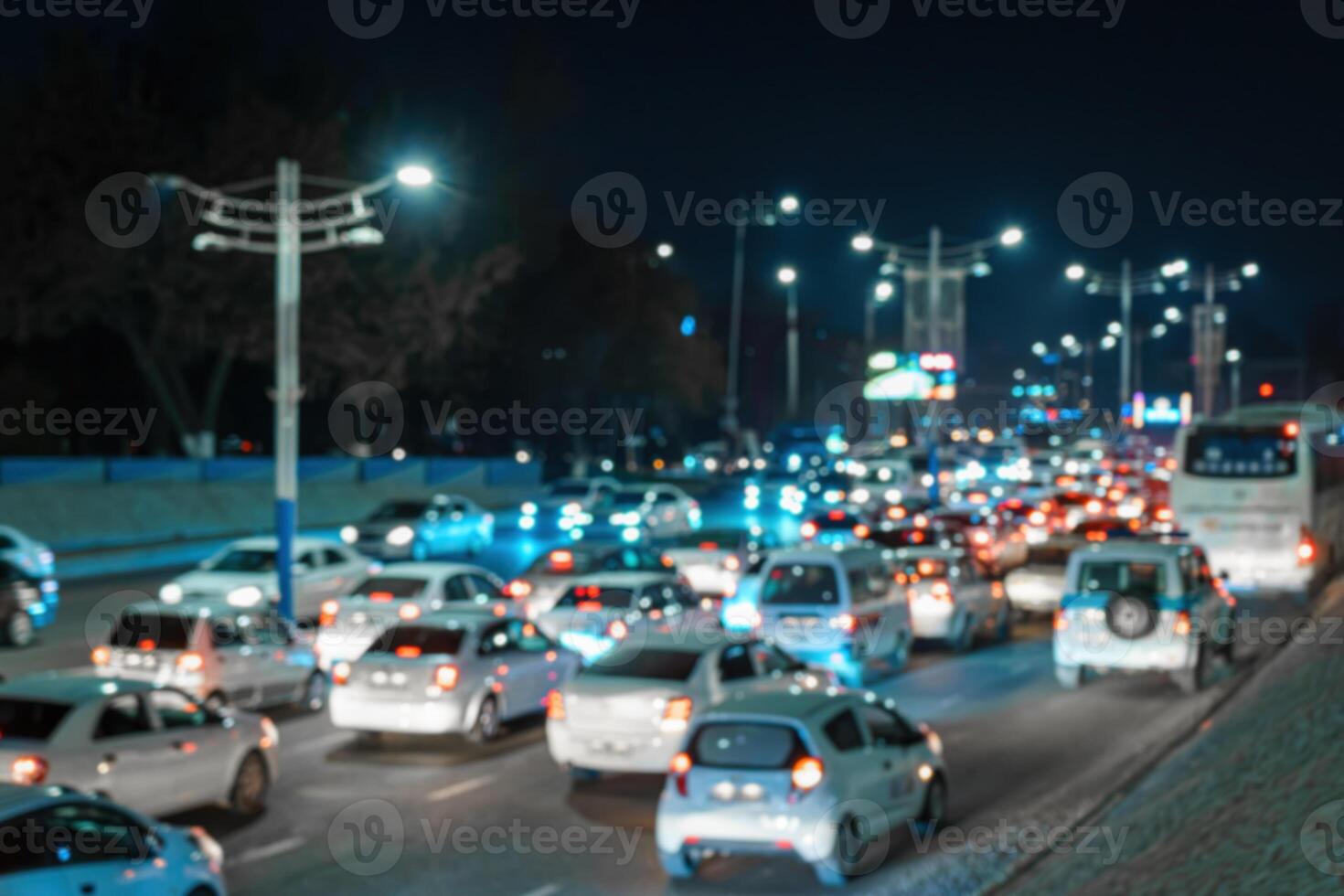 suddig bil trafik ljus på natt stad. trafik sylt i kväll rusa timme. foto