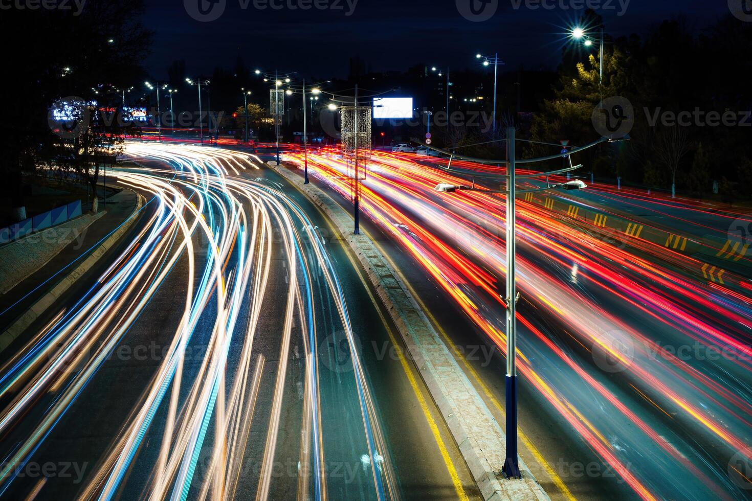 bil trafik ljus på natt stad. foto