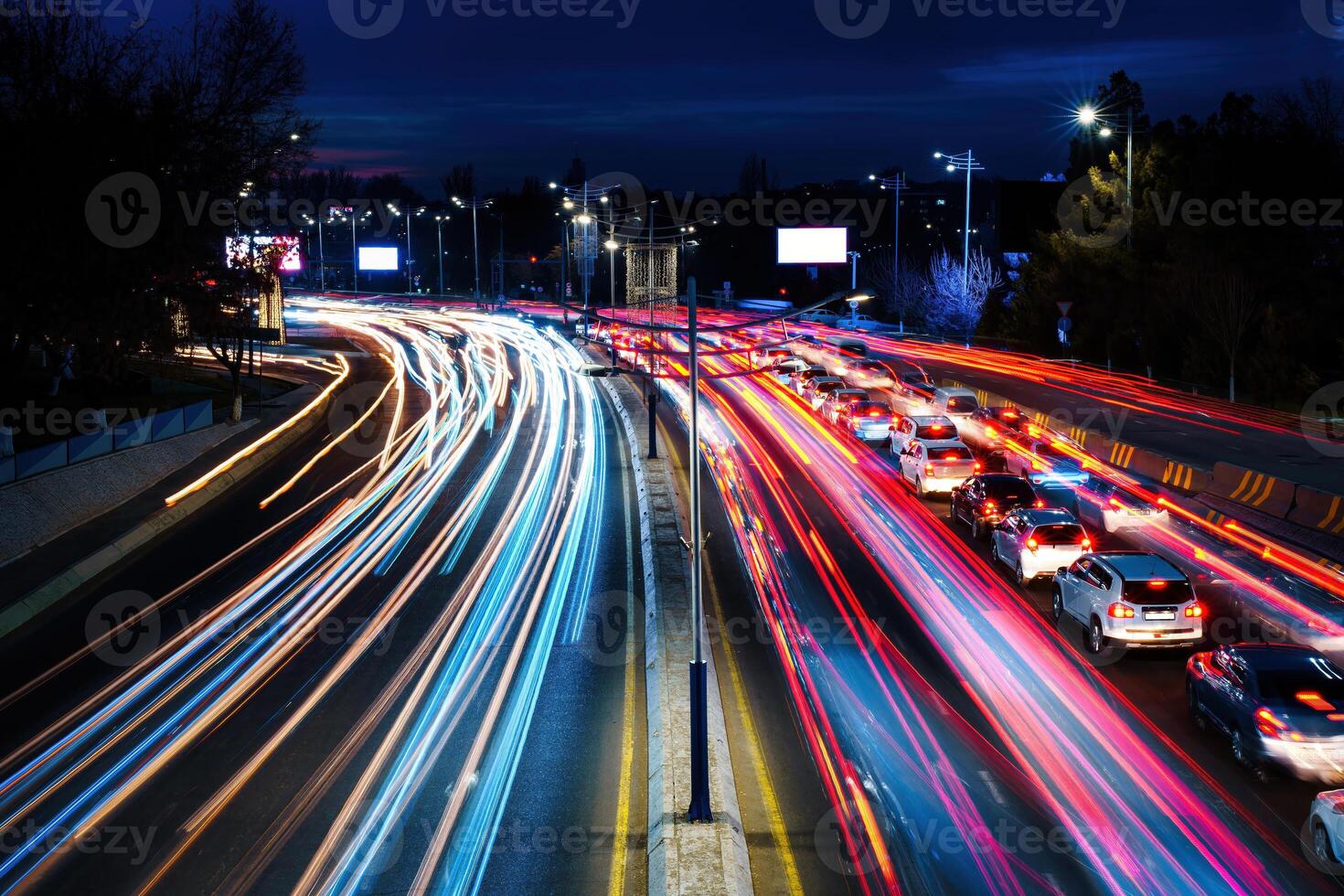 bil trafik ljus på natt stad. foto