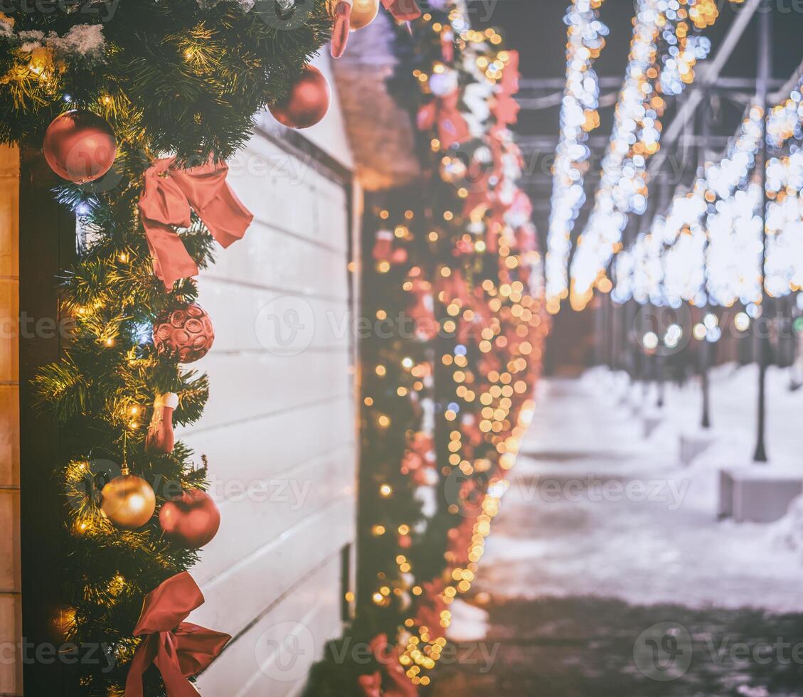 jul eller ny år marknadsföra i en Europa med hus dekorerad med leksak bollar och kransar på natt. årgång filma estetisk. foto