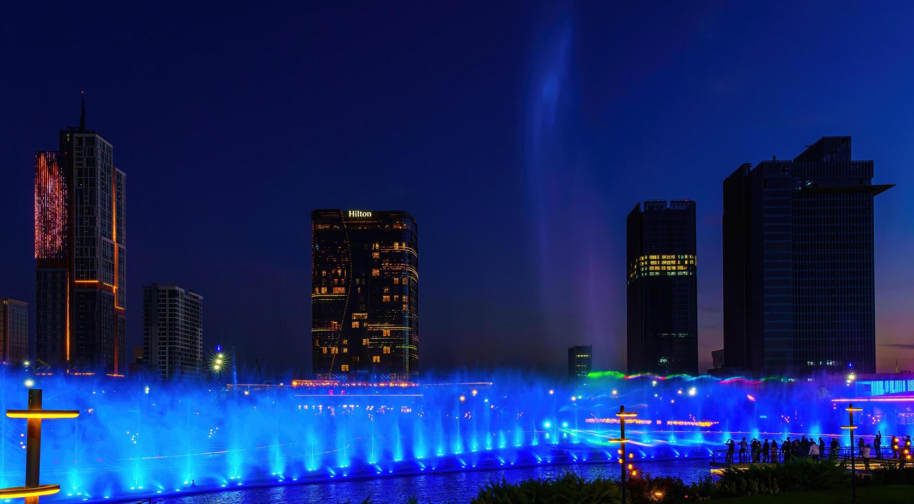 uzbekistan, Tasjkent - september 29, 2023 en fontän med laser belysning och ljus musik i Tasjkent stad parkera på nattetid och scyscrapers. foto