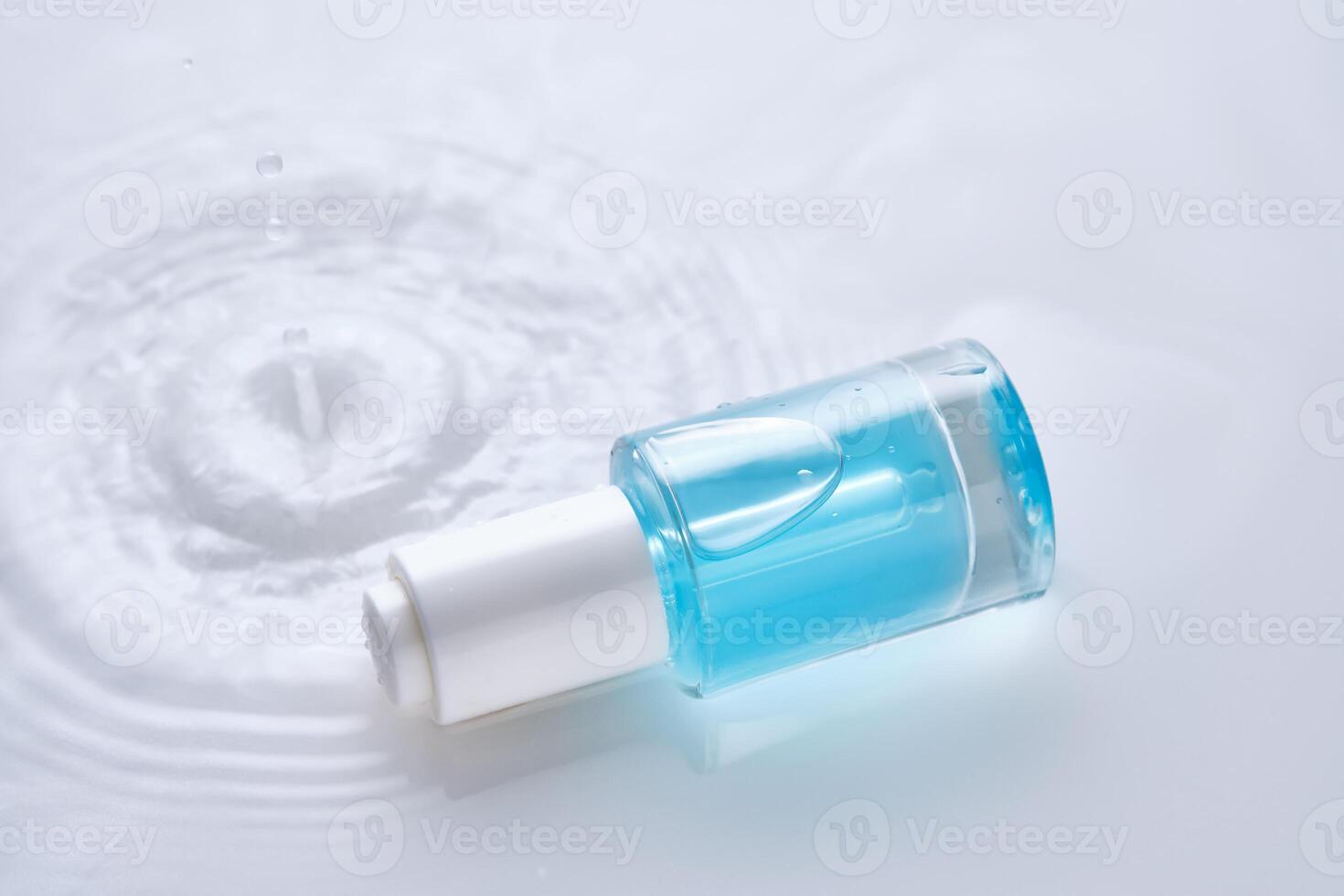 flaskor av serum med en dropper i flytande med pärla nyanser. foto