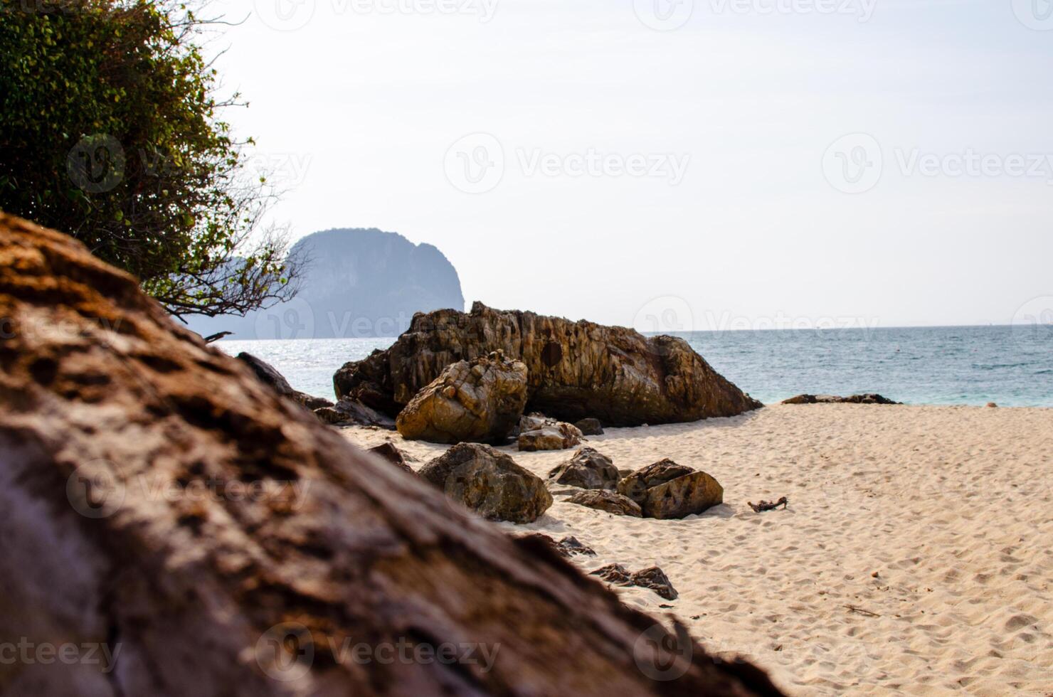 stenar och sten strand. thailand natur landskap. foto