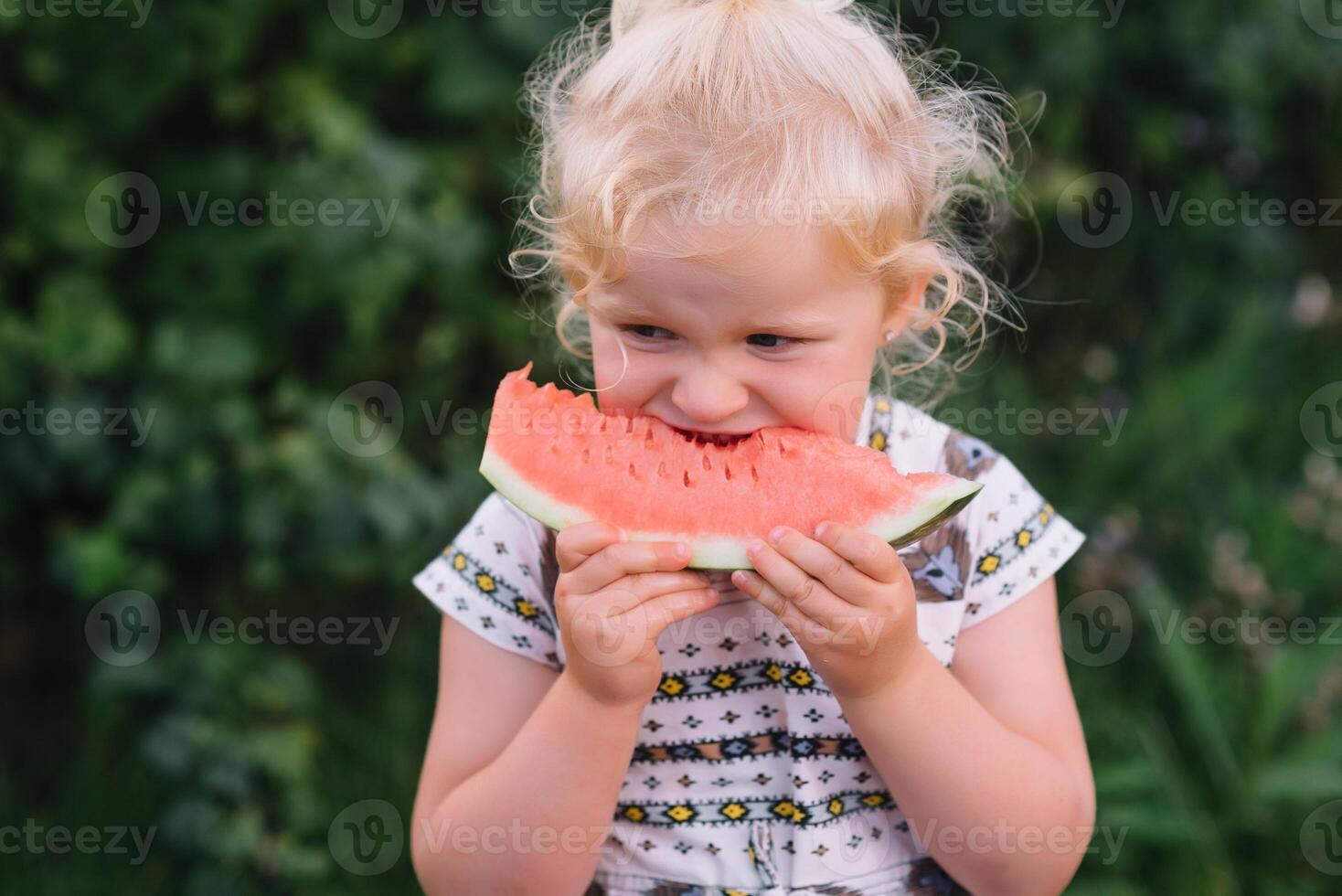 skönhet liten flicka äta vattenmelon i parkera. foto