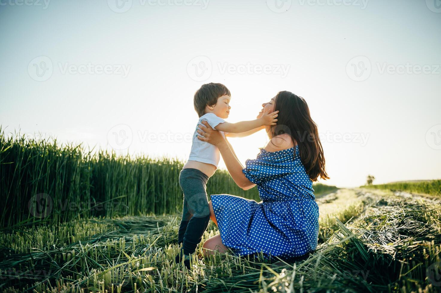 ha en liten liten son vilar på natur foto