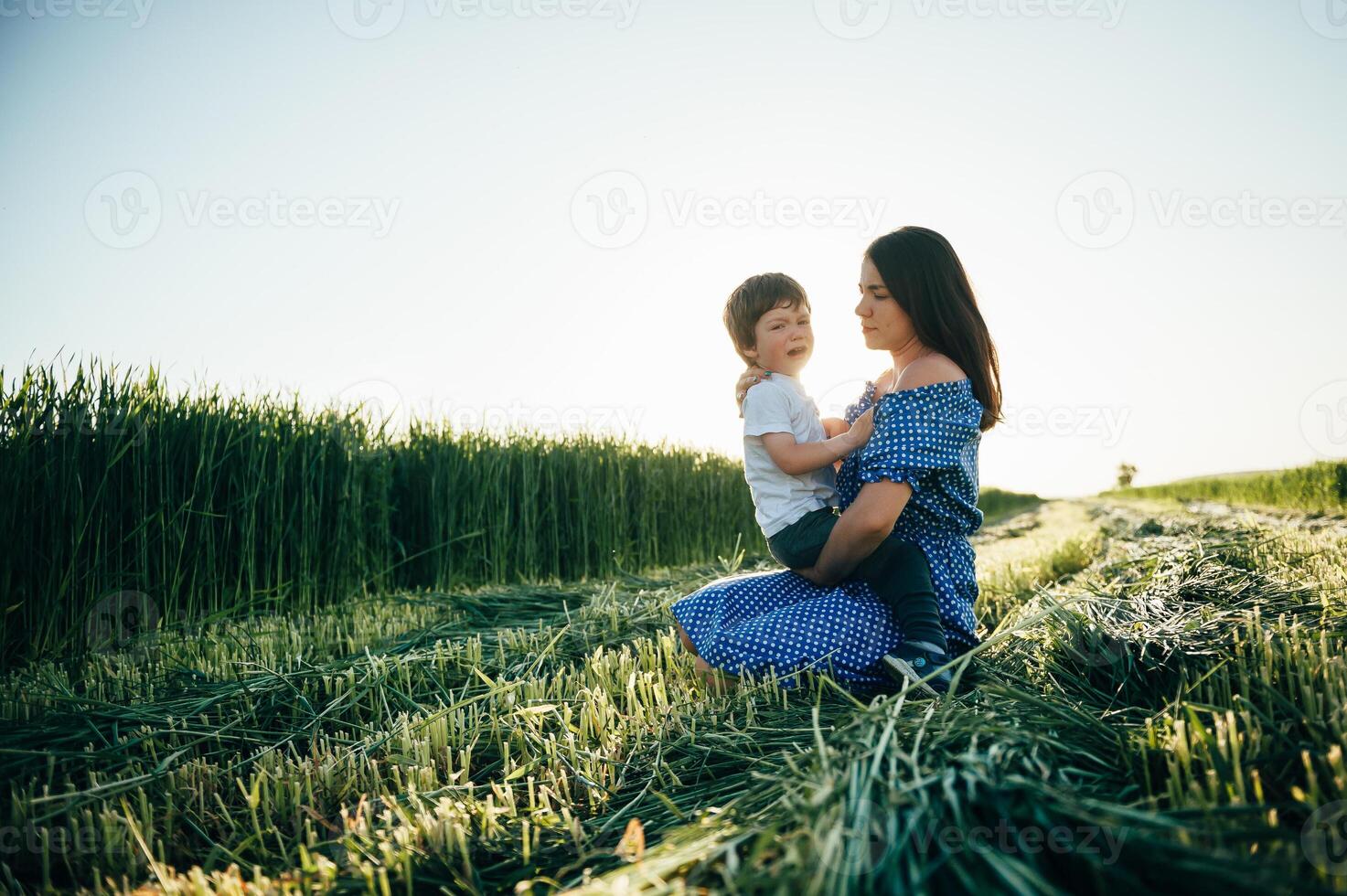 ha en liten liten son vilar på natur foto