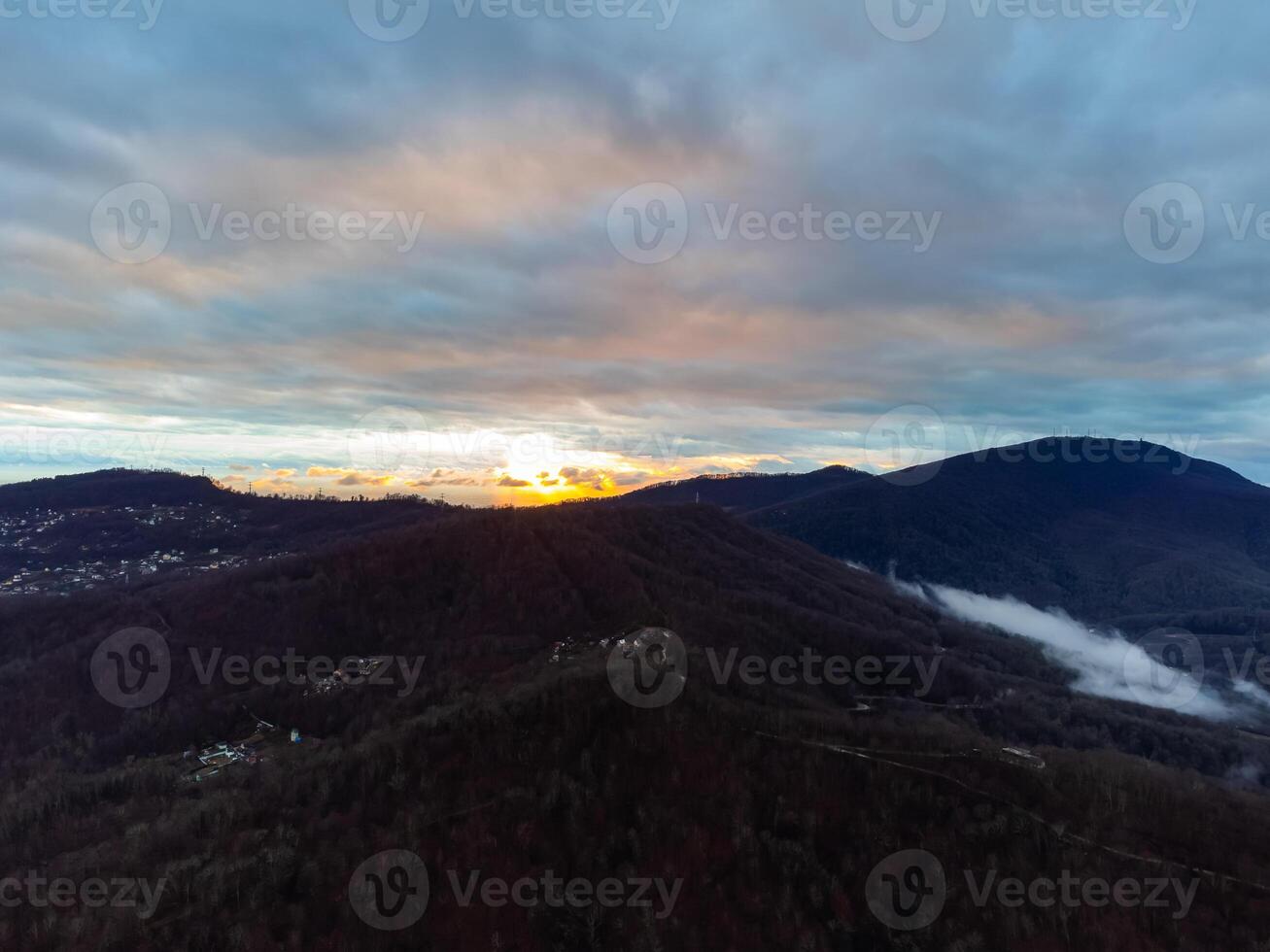 se av berg solnedgång genom höst landskap foto