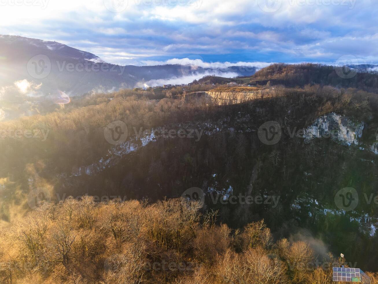 höst skog mot de bakgrund av raviner och berg. foto