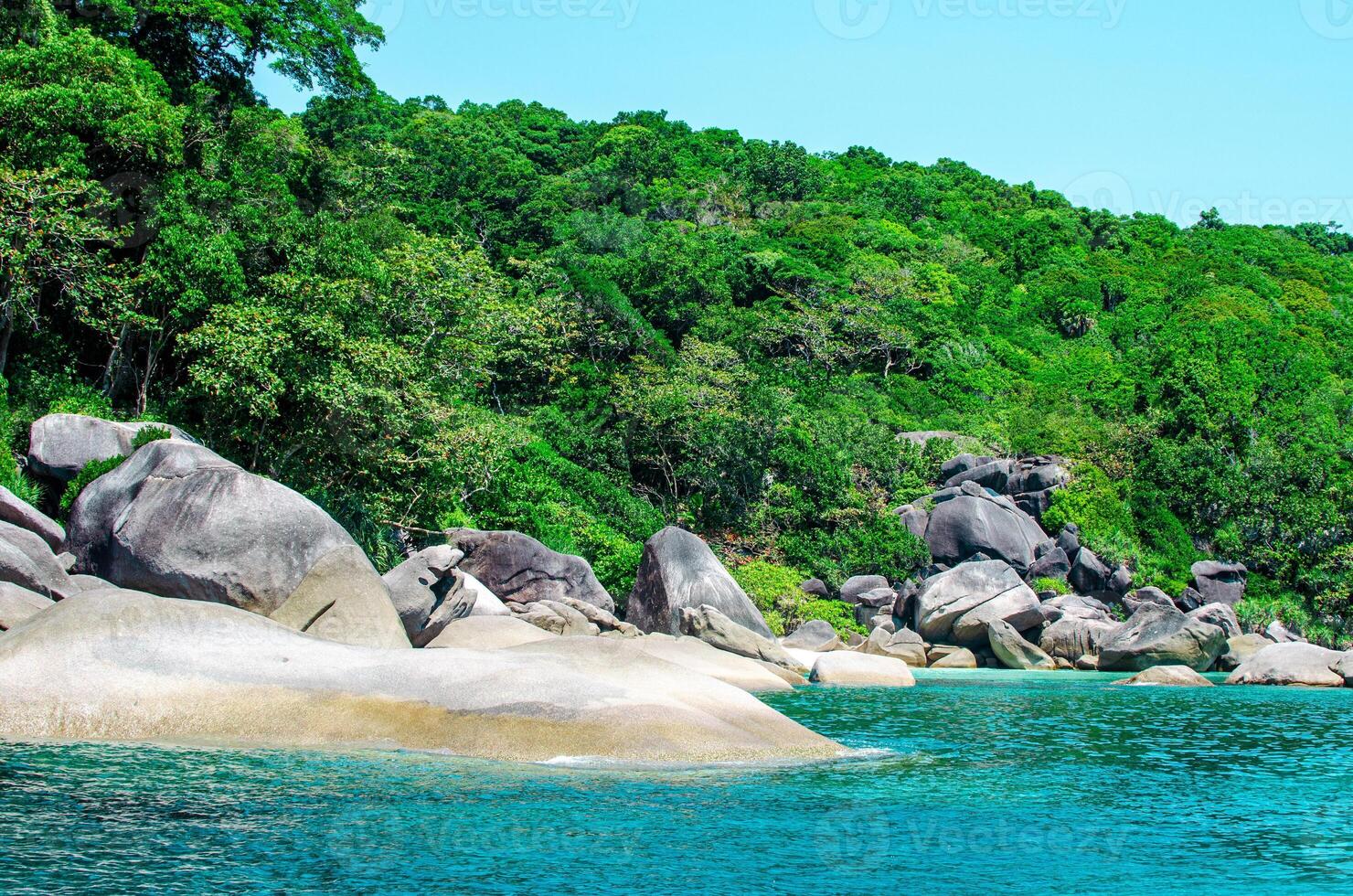 tropisk öar av hav blå hav vatten och vit sand strand på similan öar med känd segla sten, phang nga thailand natur landskap foto