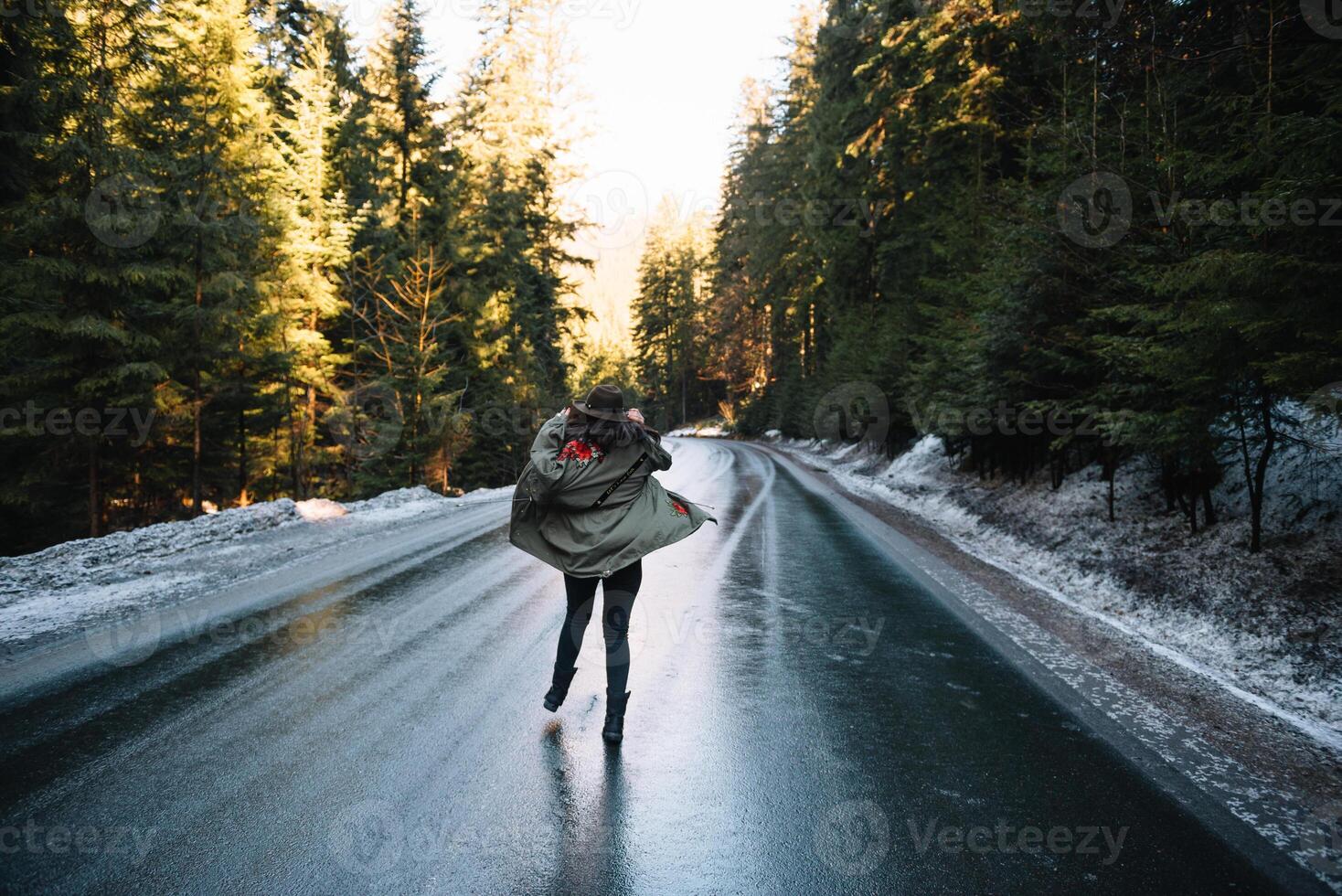 Foto från tillbaka av flicka med hatt i skog på berg väg. koppla av tid på Semester begrepp resa ,Färg av årgång tona och mjuk fokus.