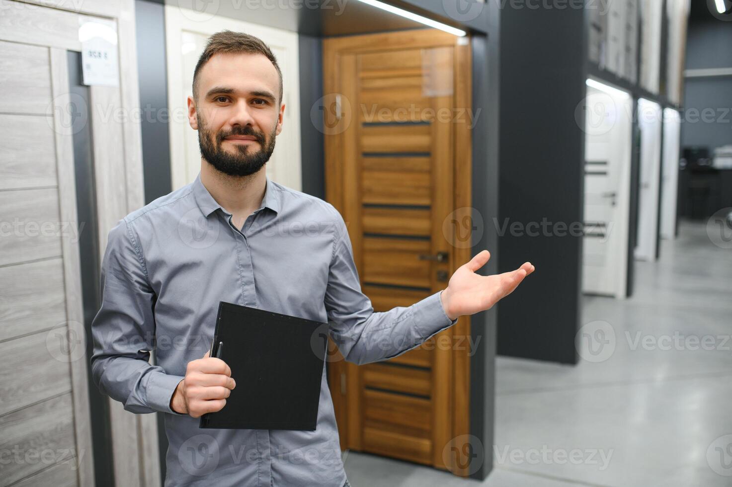 försäljning konsult stående nära de interiör dörr foto