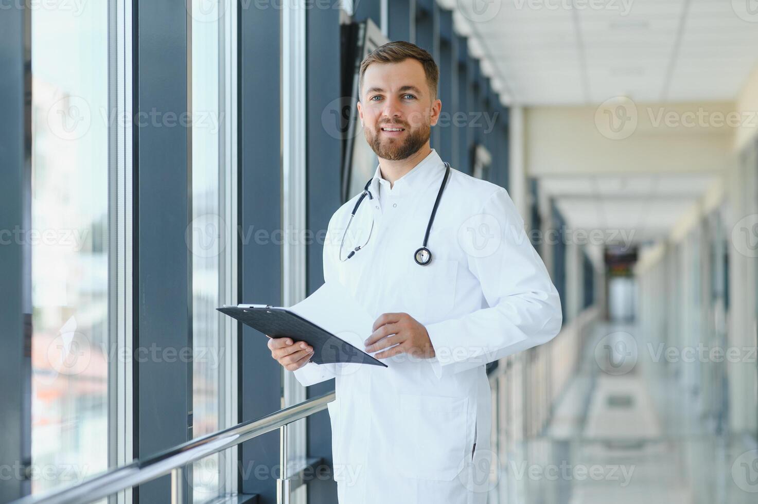 ung manlig läkare i en korridor av en allmän sjukhus foto