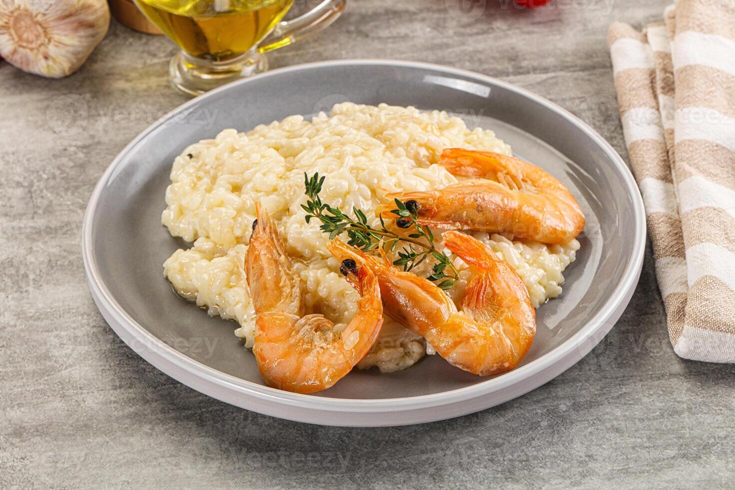 italiensk risotto med räka eras timjan foto