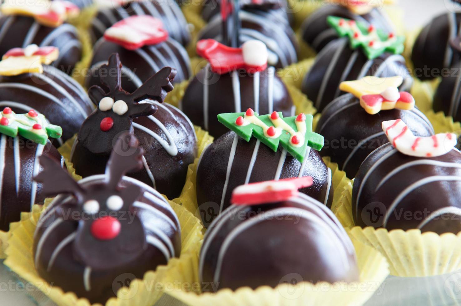 chokladbollar julgran snögubbe rådjur. foto