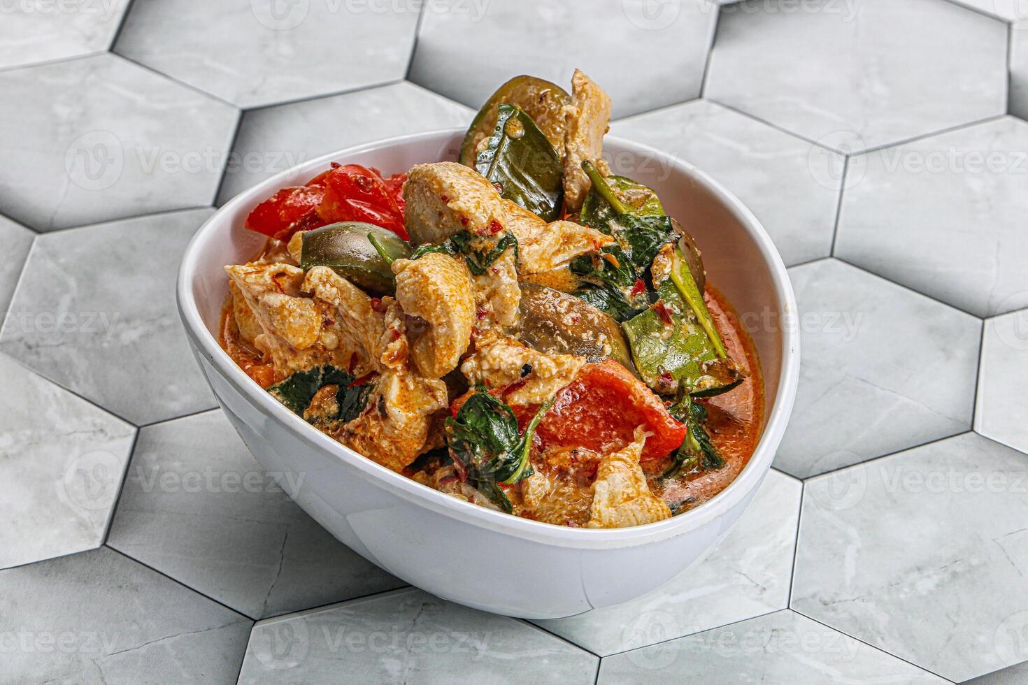thai röd kryddad curry med kyckling foto