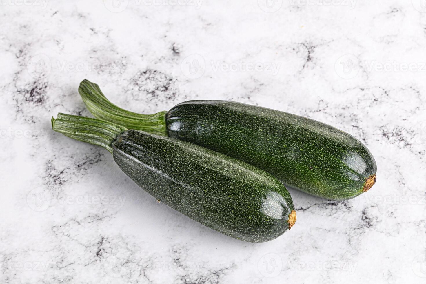 skivad rå ung grön zucchini foto