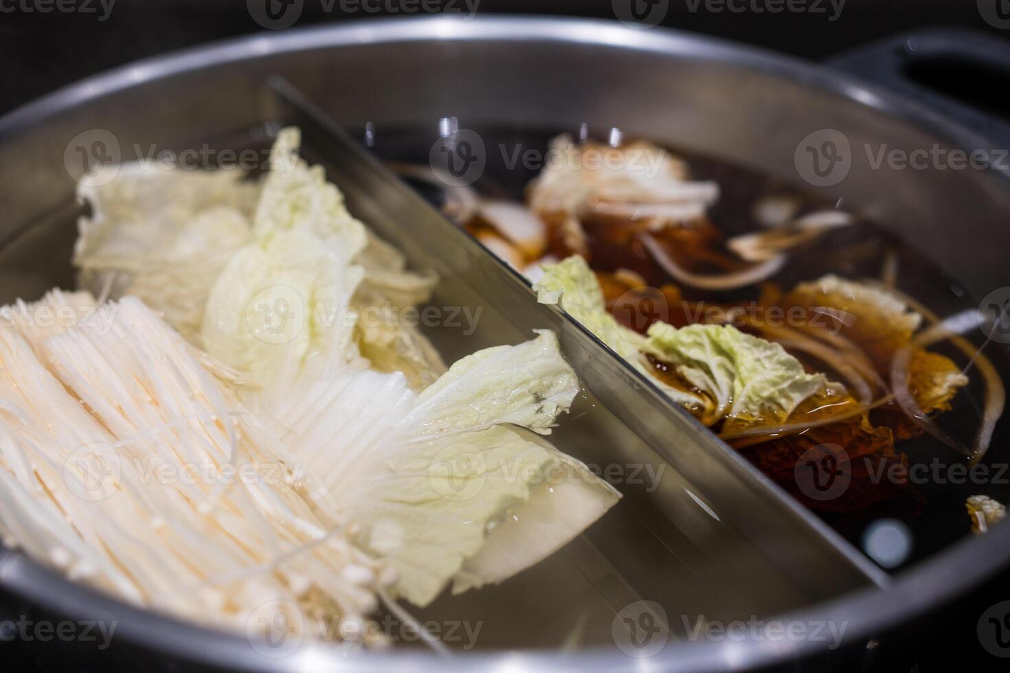 kokande sukiyaki soppa. redo för matlagning. soppa har annorlunda två soppor. foto