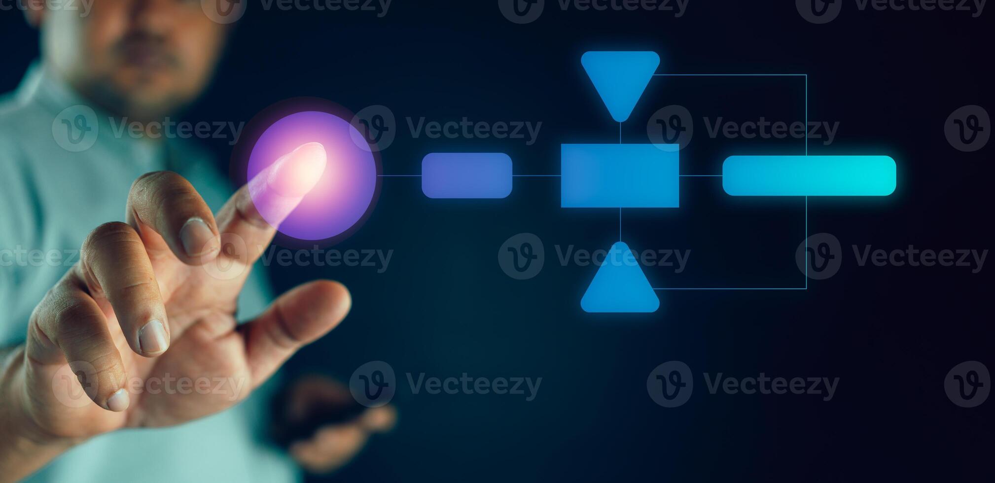 affärsman pekande bearbeta och arbetsflöde automatisering med flödesschema. företag och teknologi begrepp. foto