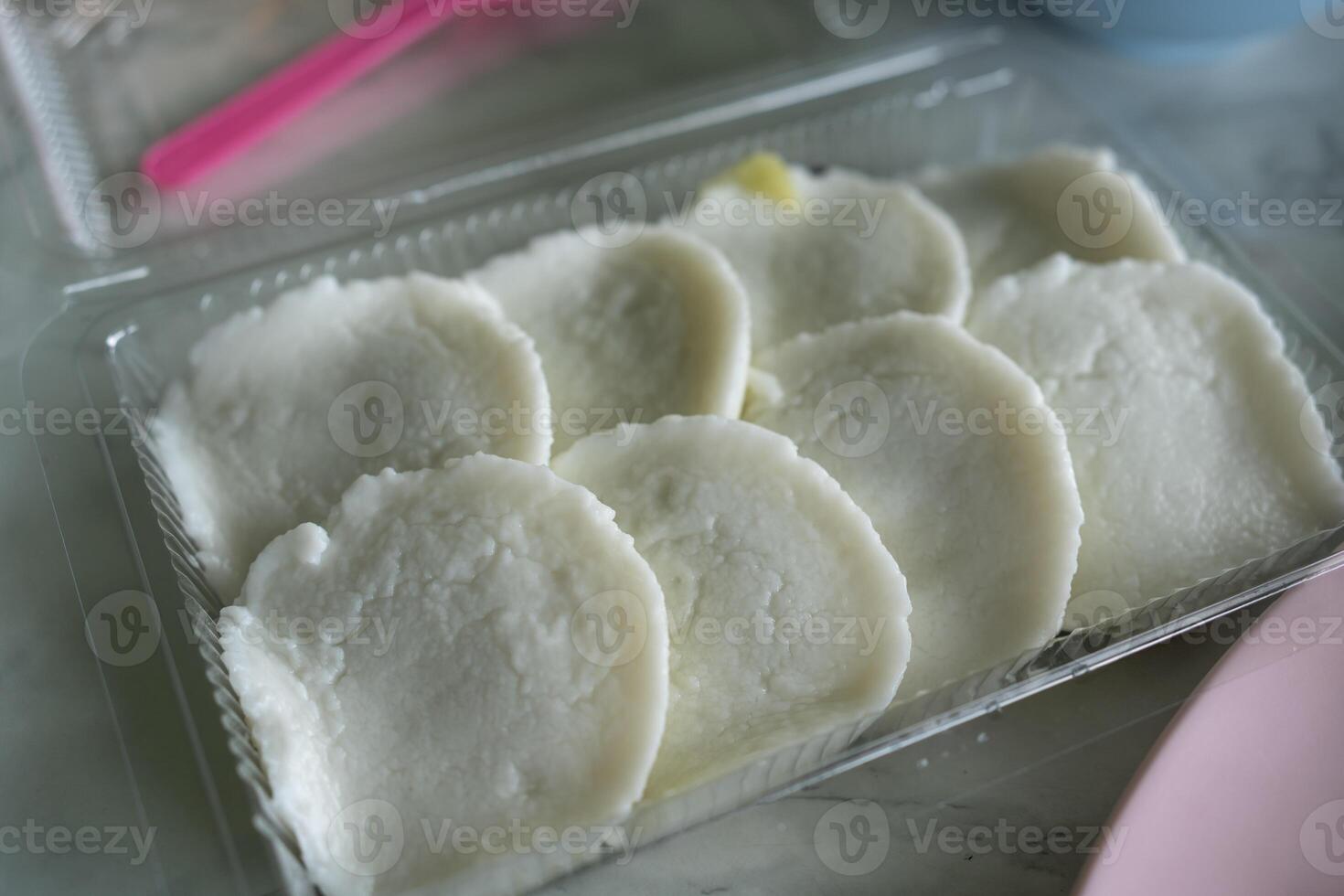 muffin kanom tuay är thai kokos pudding med en krämig kokos grädde en topp. foto