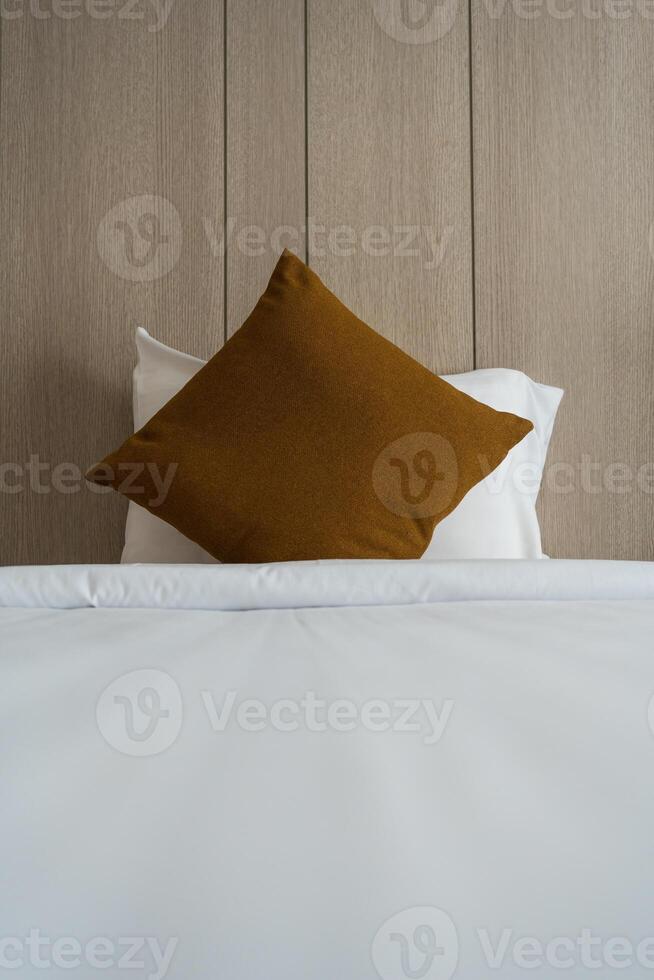 stänga upp sovrum med kuddar i modern interiör design Hem eller hotell. mjuk kudde och filt, eleganta bekväm möbel foto