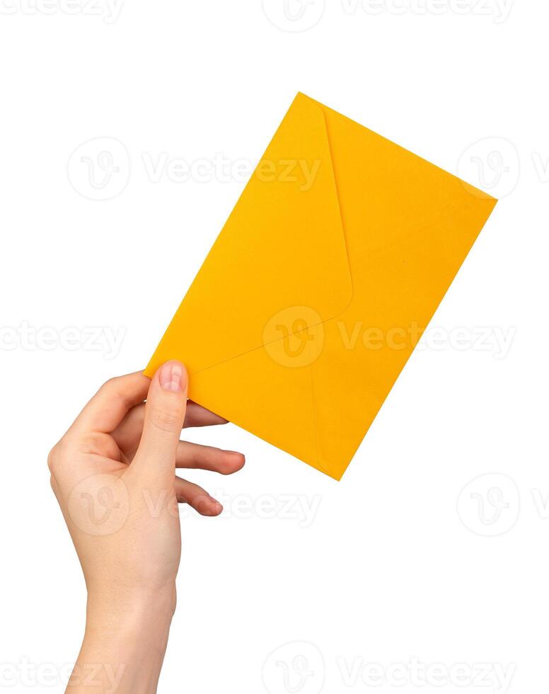 en hand innehav en gul orange kuvert foto