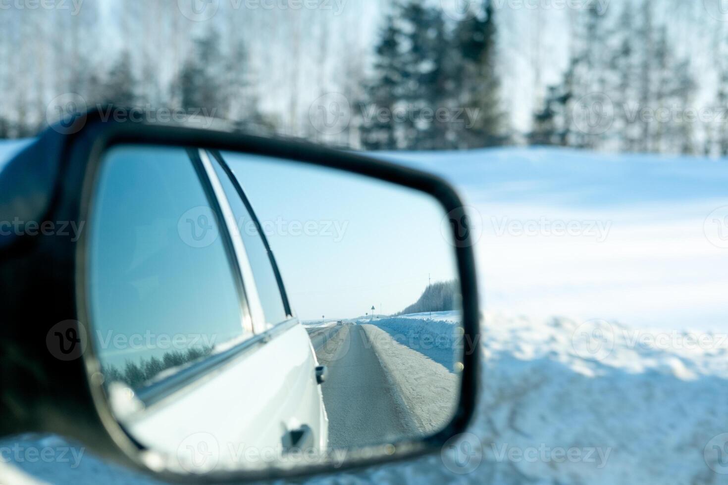 se från de bil fönster till de snöig väg. vinter- resa på nordlig vägar foto