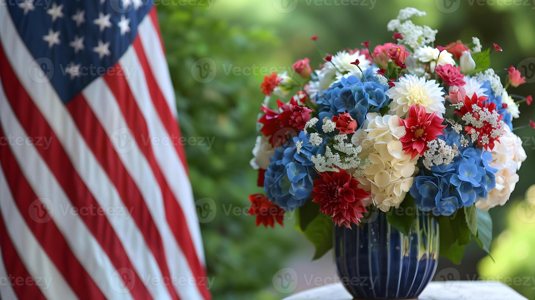 oberoende dag, de fjärde av juli patriotisk bakgrund med amerikan flagga och skön hortensia blomma bukett i röd blå vit foto