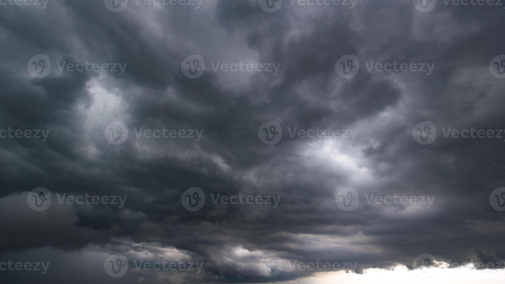 de mörk himmel med tung moln konvergerande och en våldsam storm innan de regn.dåligt eller natt väder himmel och miljö. kol dioxid utsläpp, växthus effekt, global uppvärmning, klimat förändra foto