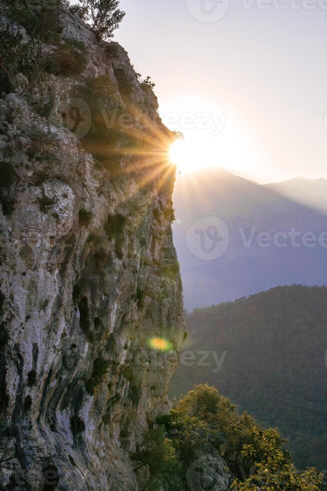 skön solnedgång i bergen med se på en klippa och en dal på en bakgrund. kemer, antalya provins i Kalkon. foto