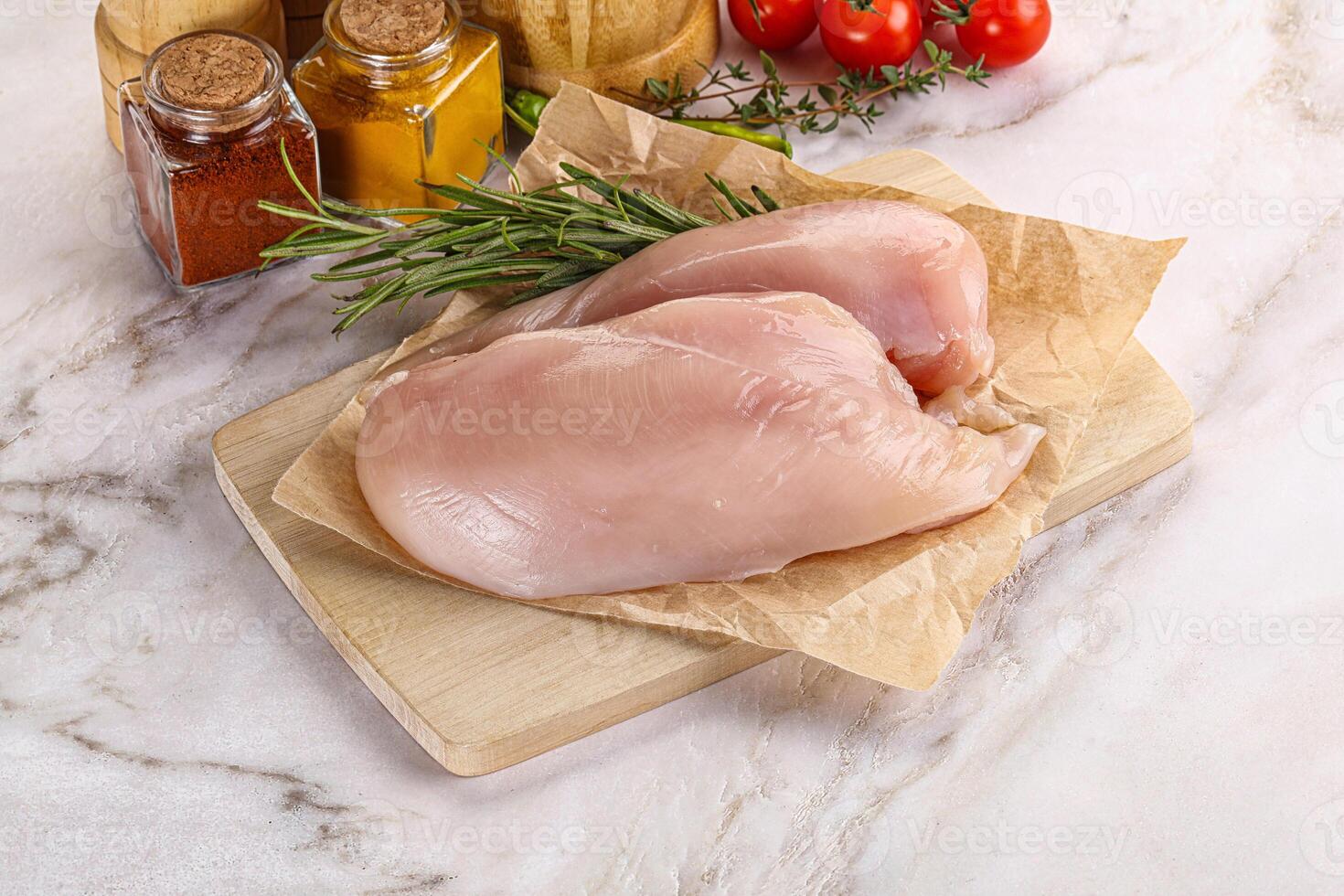 rå kyckling bröst eras rosmarin foto