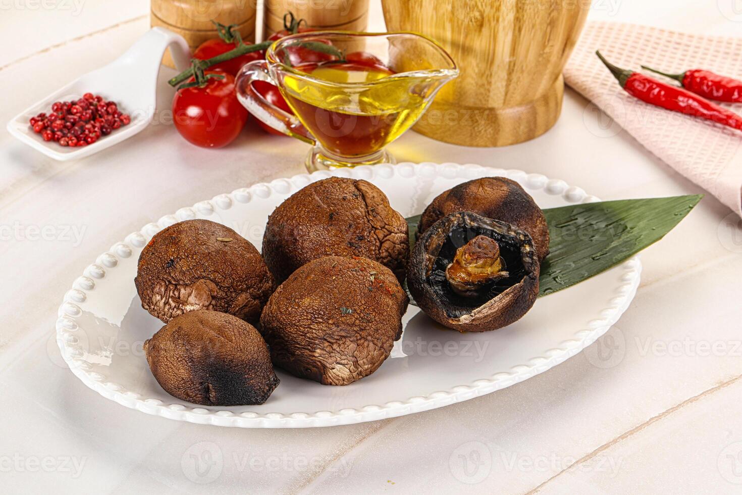 bakad brun champignons med kryddor foto