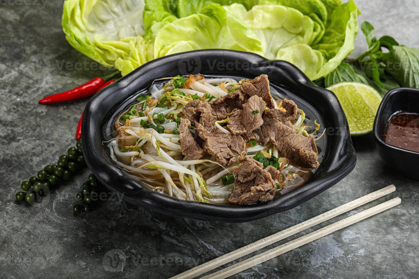 vietnamese traditionell soppa pho bo med nötkött foto