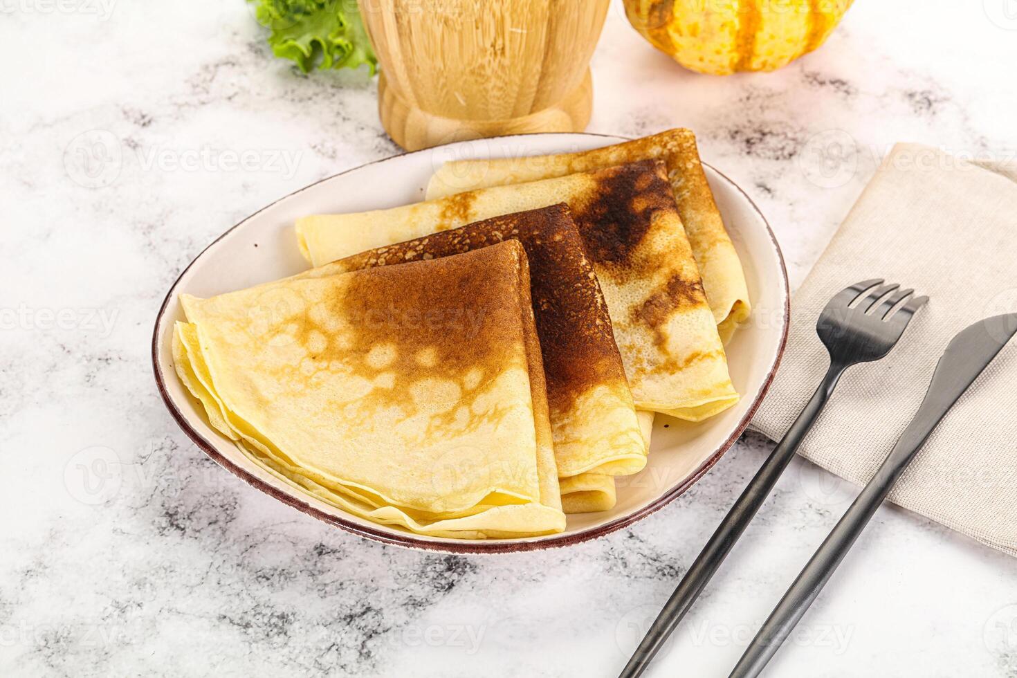 hemlagad pannkakor högen för frukost foto