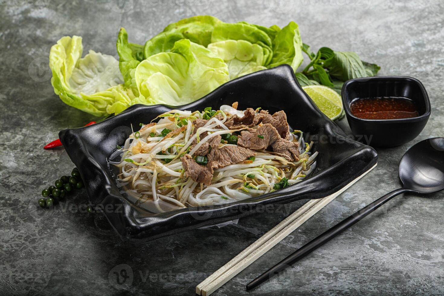 vietnamese traditionell soppa pho bo med nötkött foto