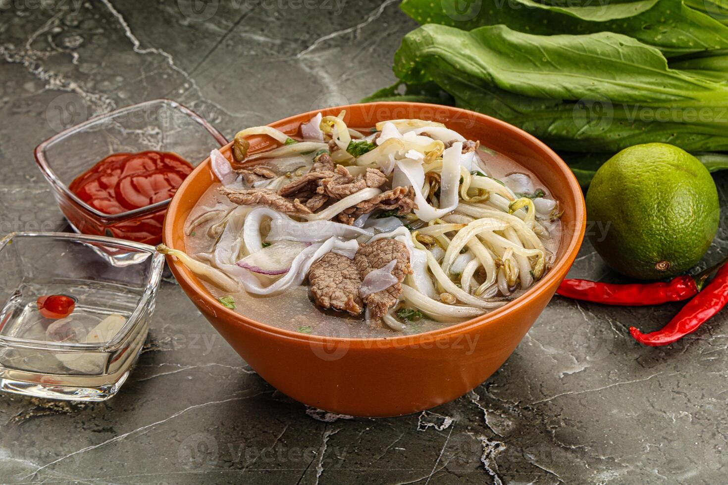 vietnamese soppa pho bo med nötkött foto