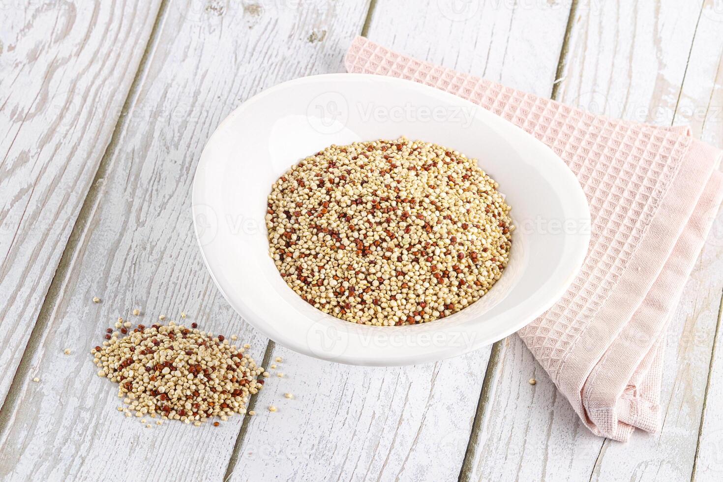 rå torr quinoa flingor spannmål foto